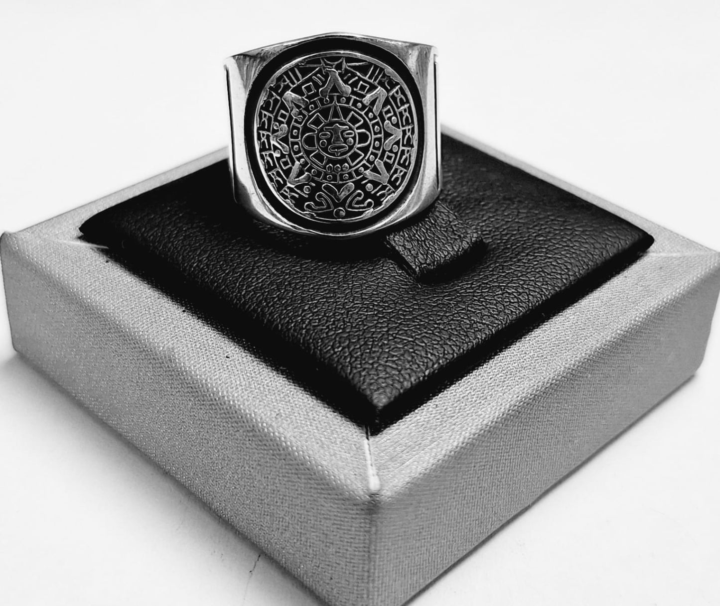 Anillo Calendario Azteca con Grecas en Plata Ley 925, sello de autenticidad Plata Ley .925
