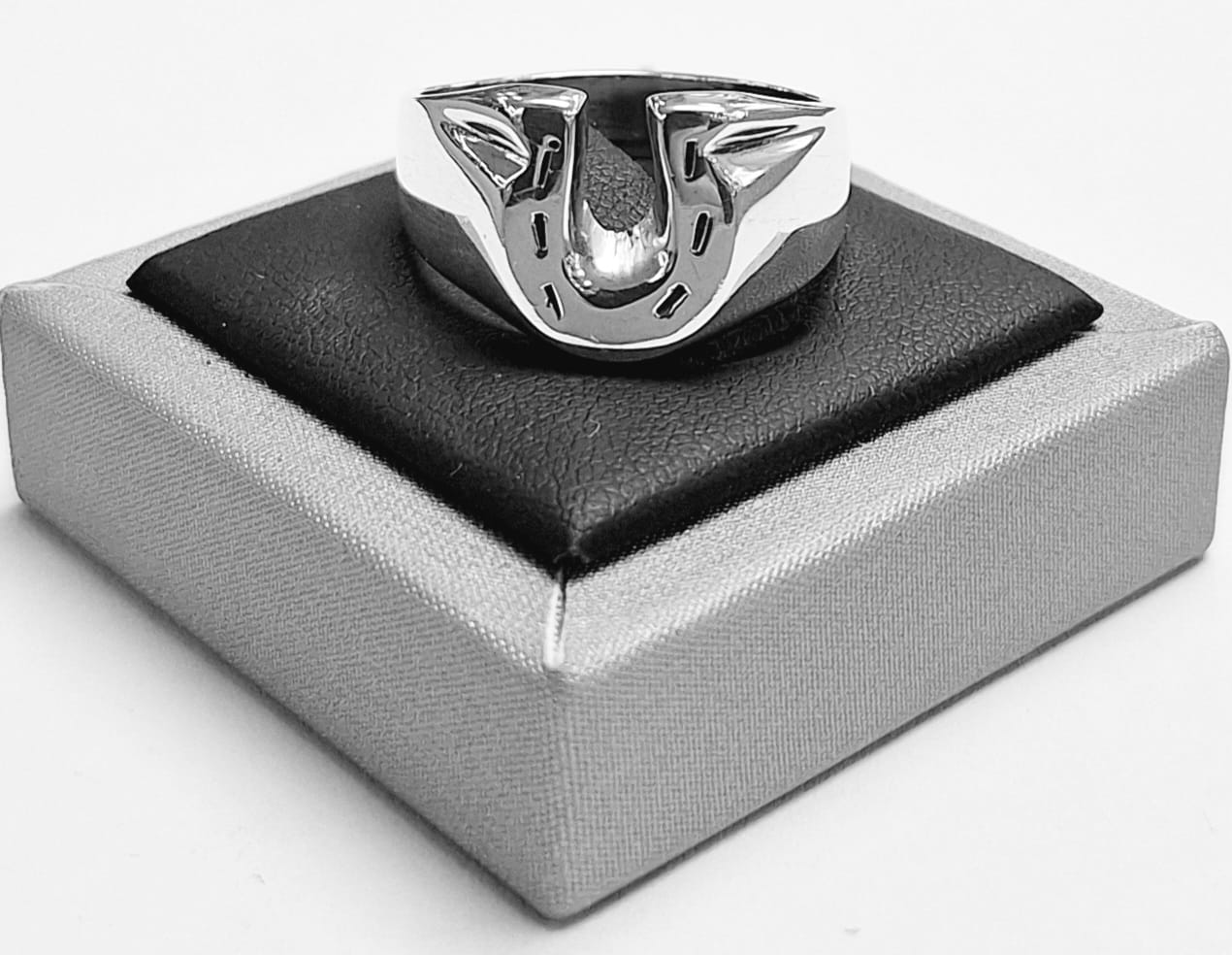 Anillo de Herradura en Plata Ley 925, sello de autenticidad Plata Ley .925