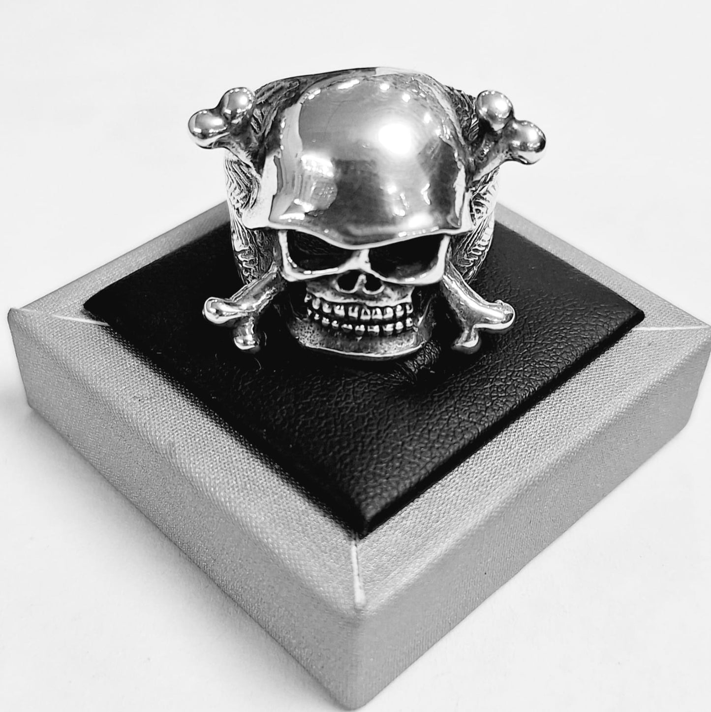 Anillo Calavera Pirata en Plata Ley 925, sello de autenticidad Plata Ley .925