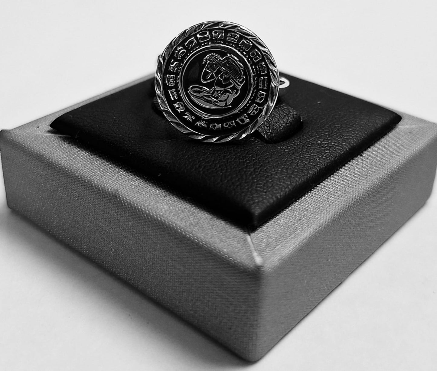 Anillo Calendario Maya Diamantada en Plata Ley 925, sello de autenticidad Plata Ley .925