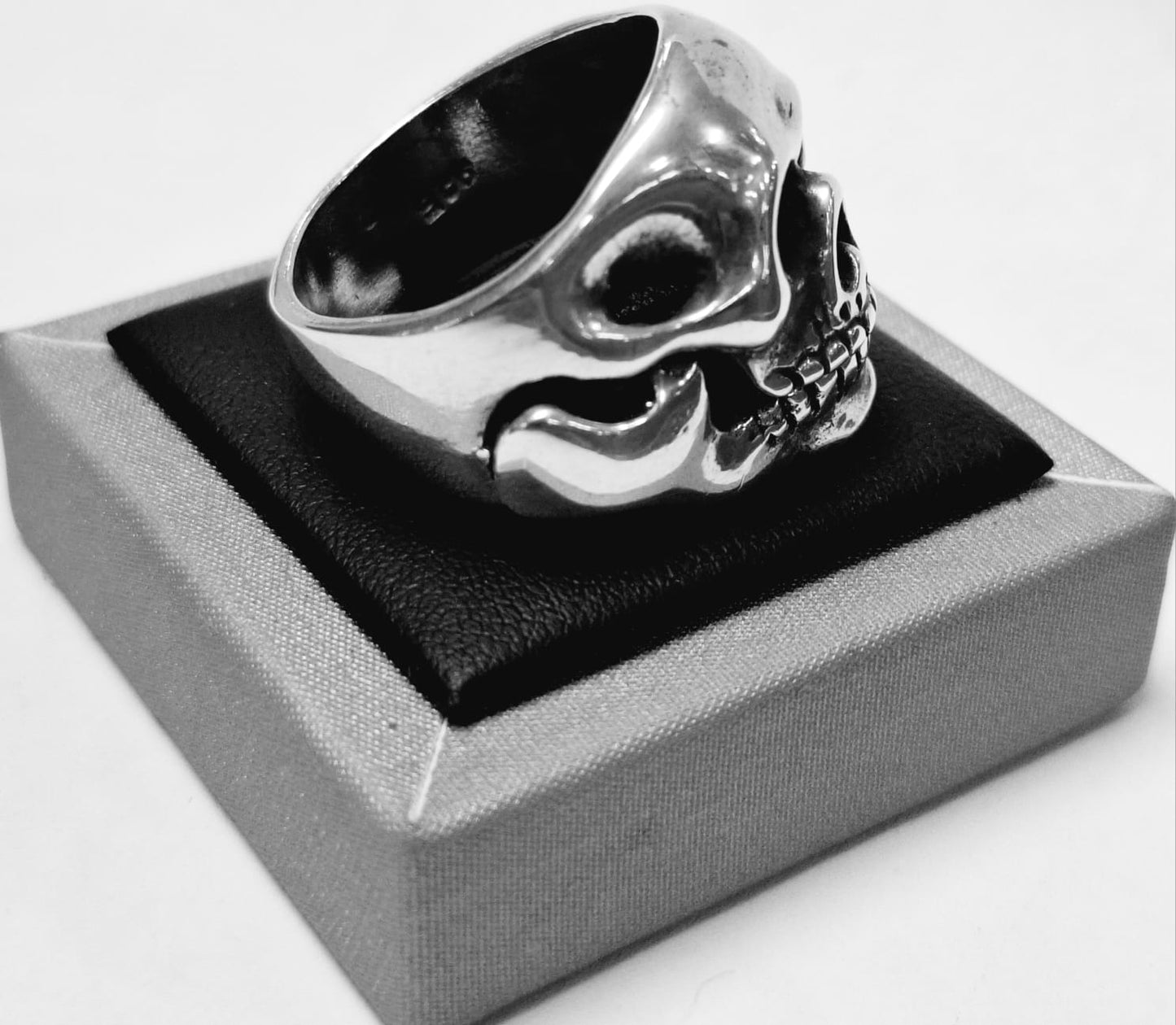 Anillo Calavera en Plata Ley 925, sello de autenticidad Plata Ley .925