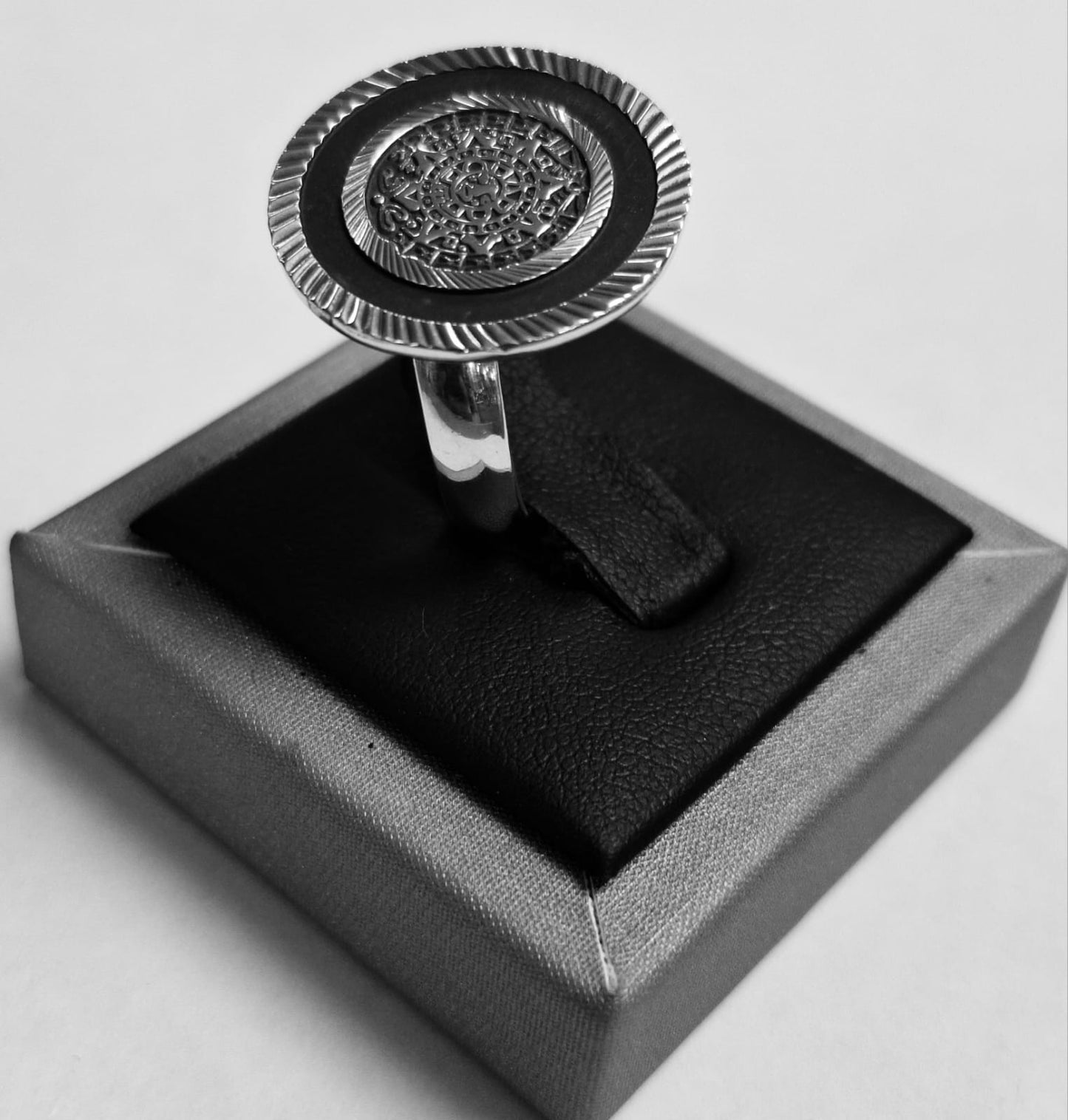 Anillo Calendario Azteca en Plata Ley 925, sello de autenticidad Plata Ley .925