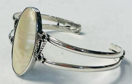 Brazalete con Concha Madre Perla en Plata Ley 925, vista frontal