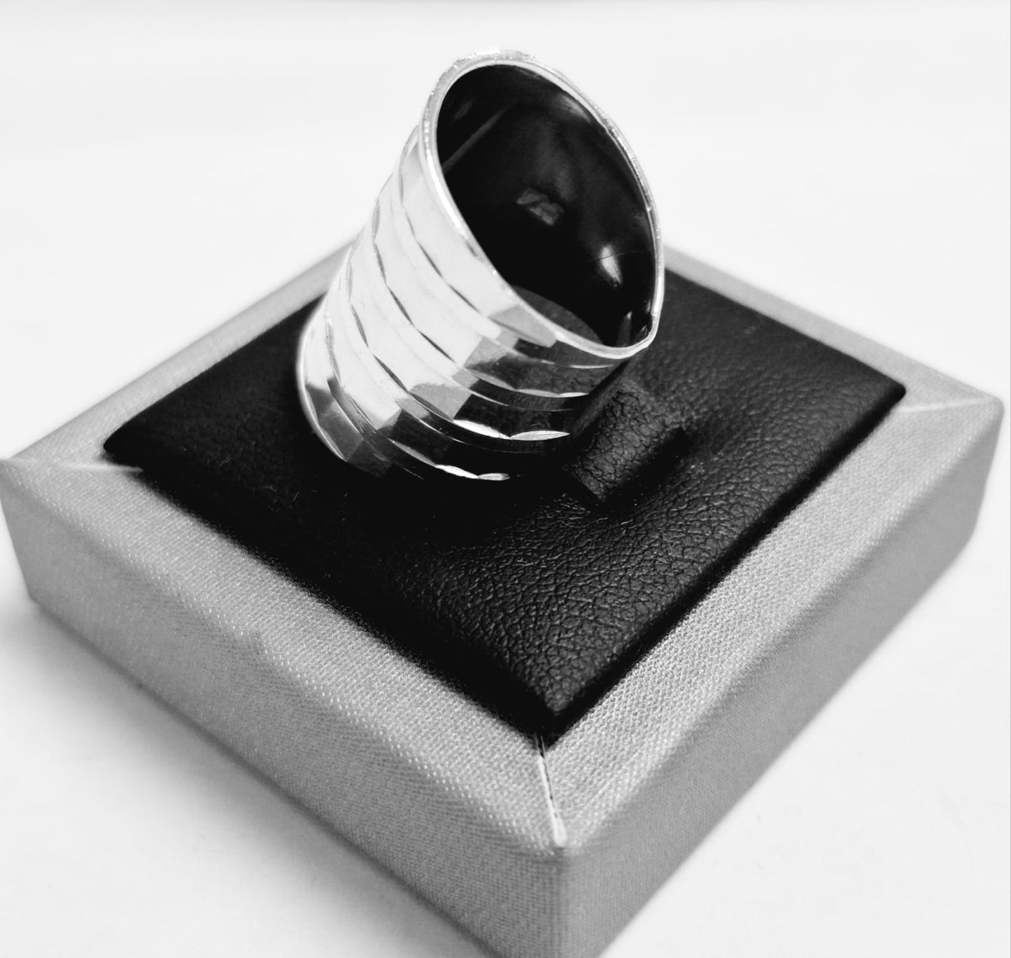 Anillo Diamantada Plata Ley 925, sello de autenticidad Plata Ley .925
