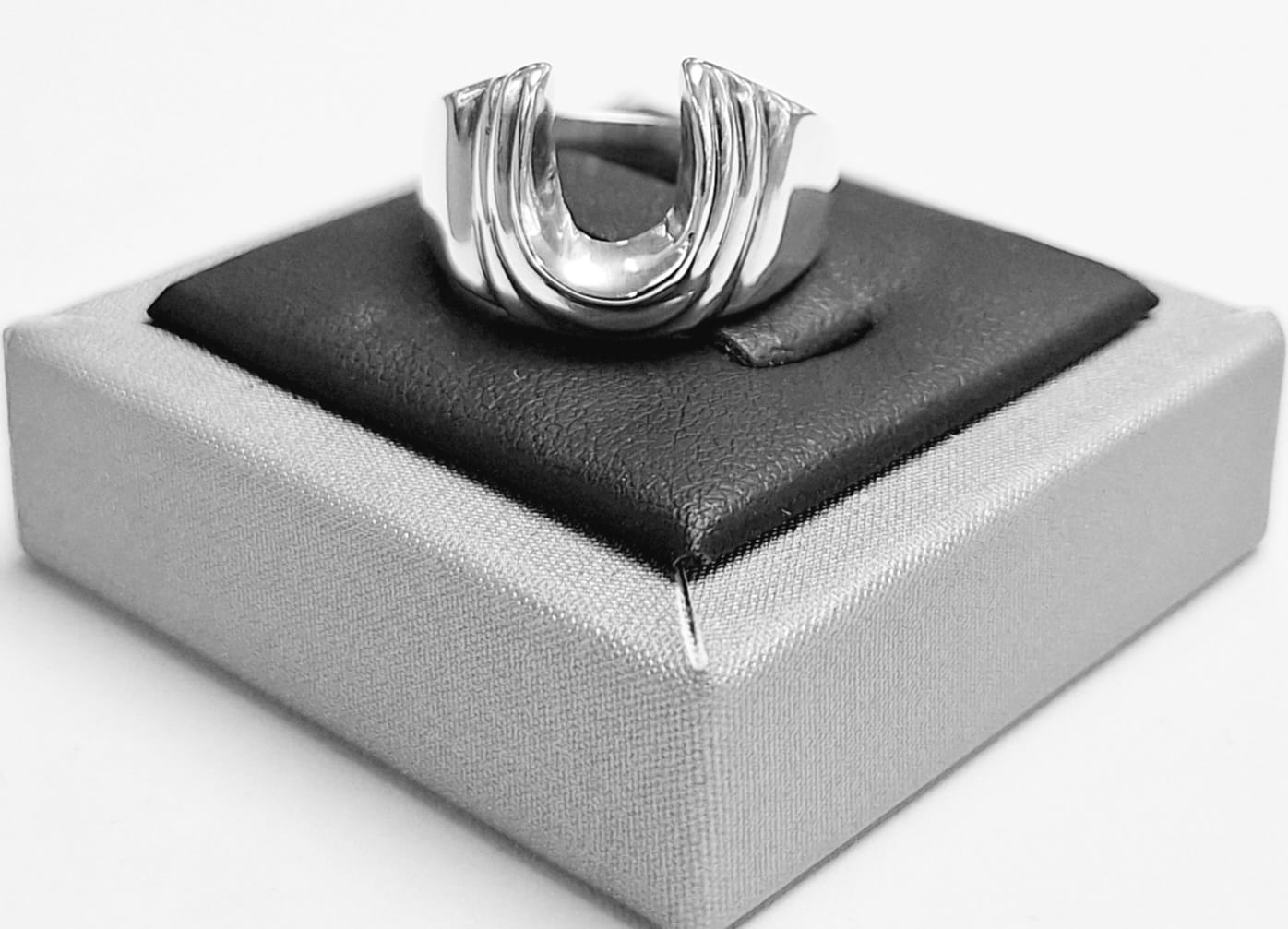 Anillo de Herradura en Plata Ley 925, sello de autenticidad Plata Ley .925