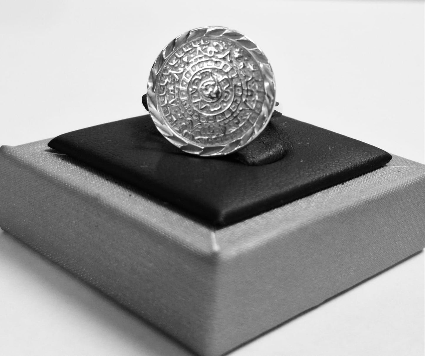 Anillo Calendario Azteca en Plata Ley 925, sello de autenticidad Plata Ley .925