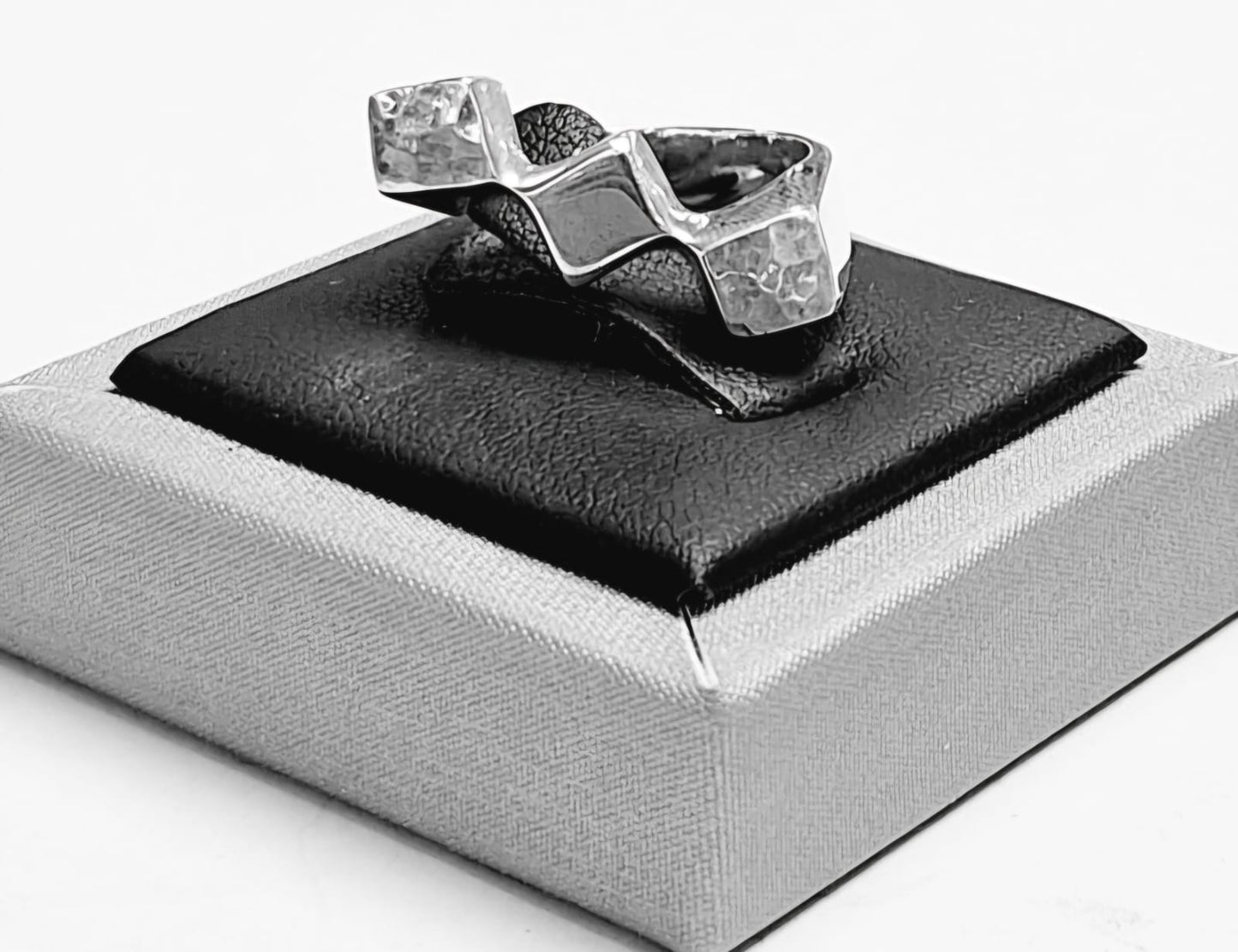 Anillo Martillado en Plata Ley 925, sello de autenticidad Plata Ley .925