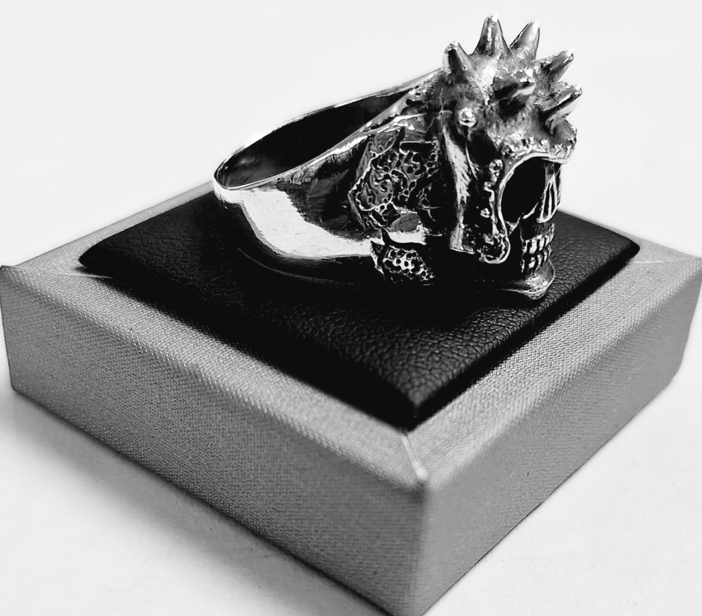 Anillo Calavera en Plata Ley 925, sello de autenticidad Plata Ley .925