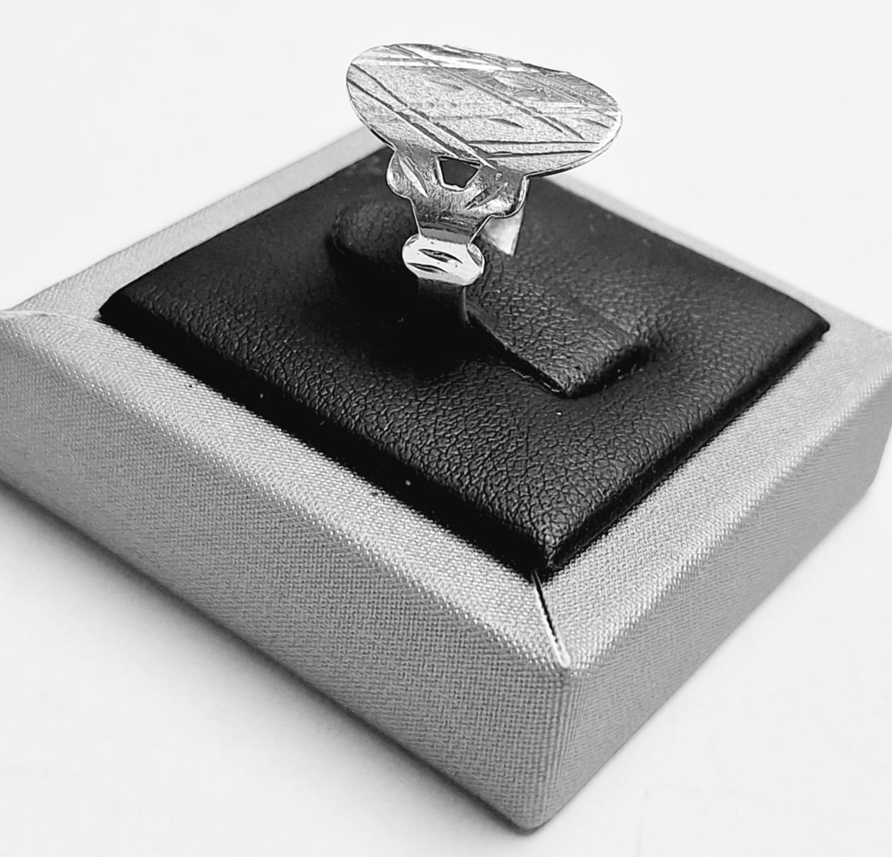 Anillo Diamantada en Plata Ley 925, sello de autenticidad Plata Ley .925