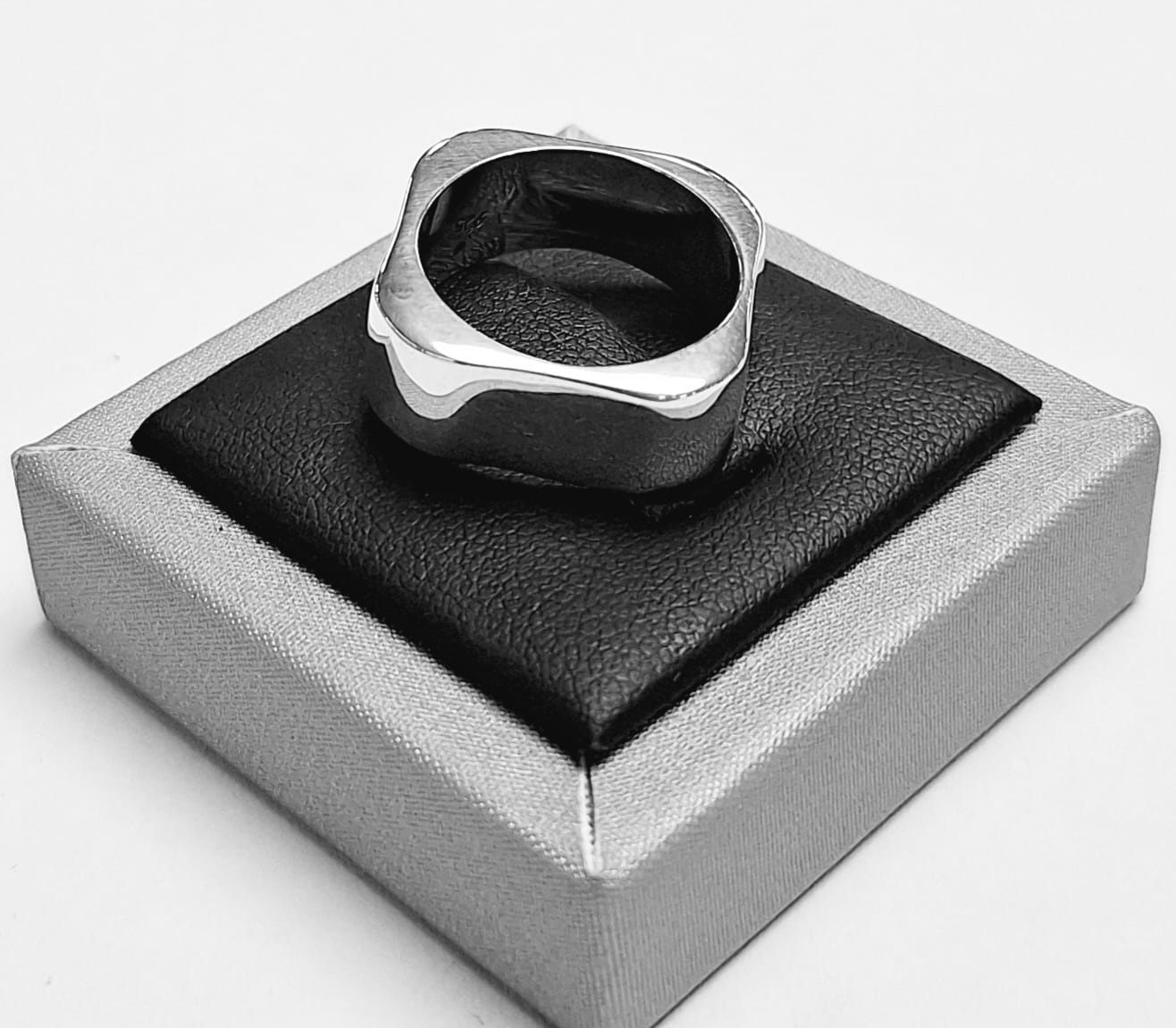 Anillo en Plata Ley 925, sello de autenticidad Plata Ley .925