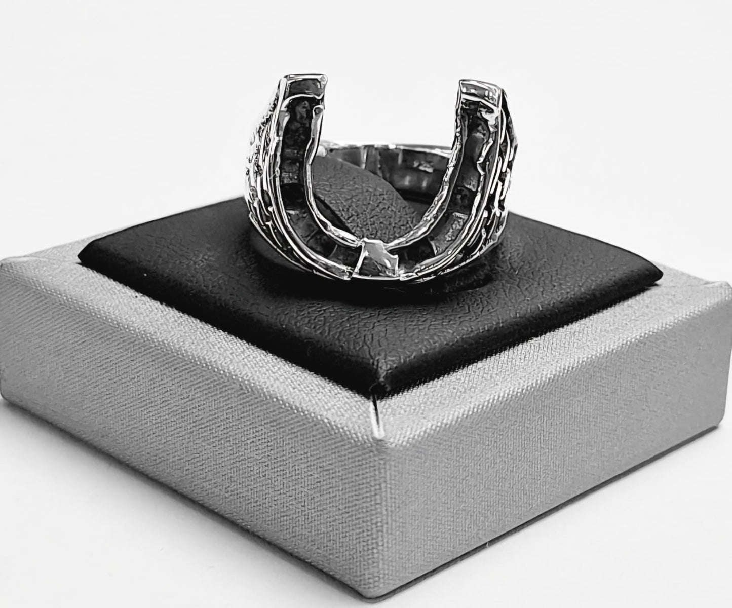 Anillo de Herradura en Plata Ley 925, sello de autenticidad Plata Ley .925