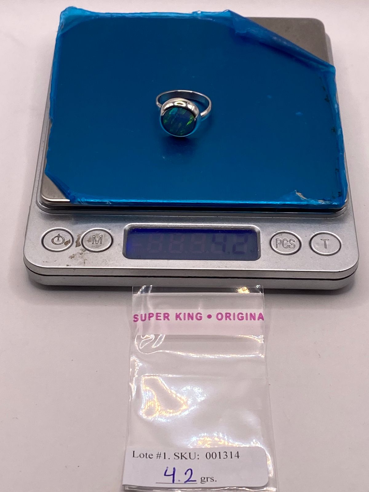 Anillo Ajustable de Plata .925 con Ópalo de Fuego Azul-verde Diseño Moderno, peso en gramos (báscula)
