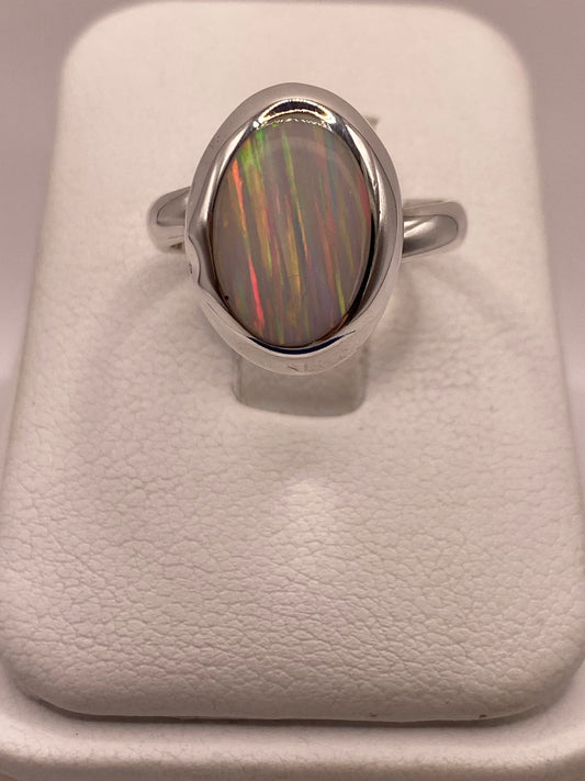 Anillo Ajustable de Plata .925 con Ópalo de Fuego Ovalado Diseño Elegante, vista frontal