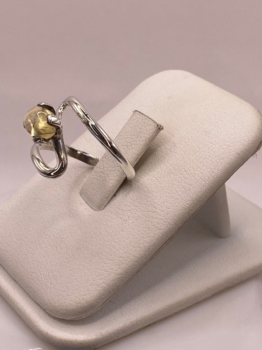 Anillo Artesanal de Plata Ley 925 con Ámbar Ahumado, vista frontal