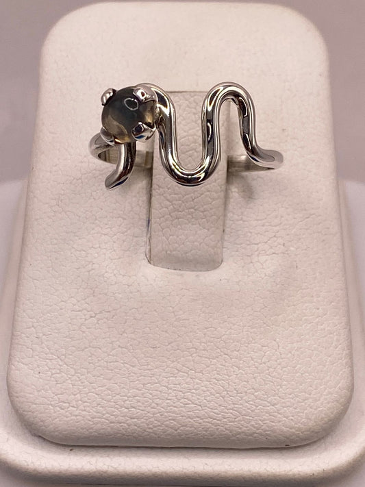 Anillo Artesanal de Plata Ley 925 con Labradorita Cabochón, vista frontal
