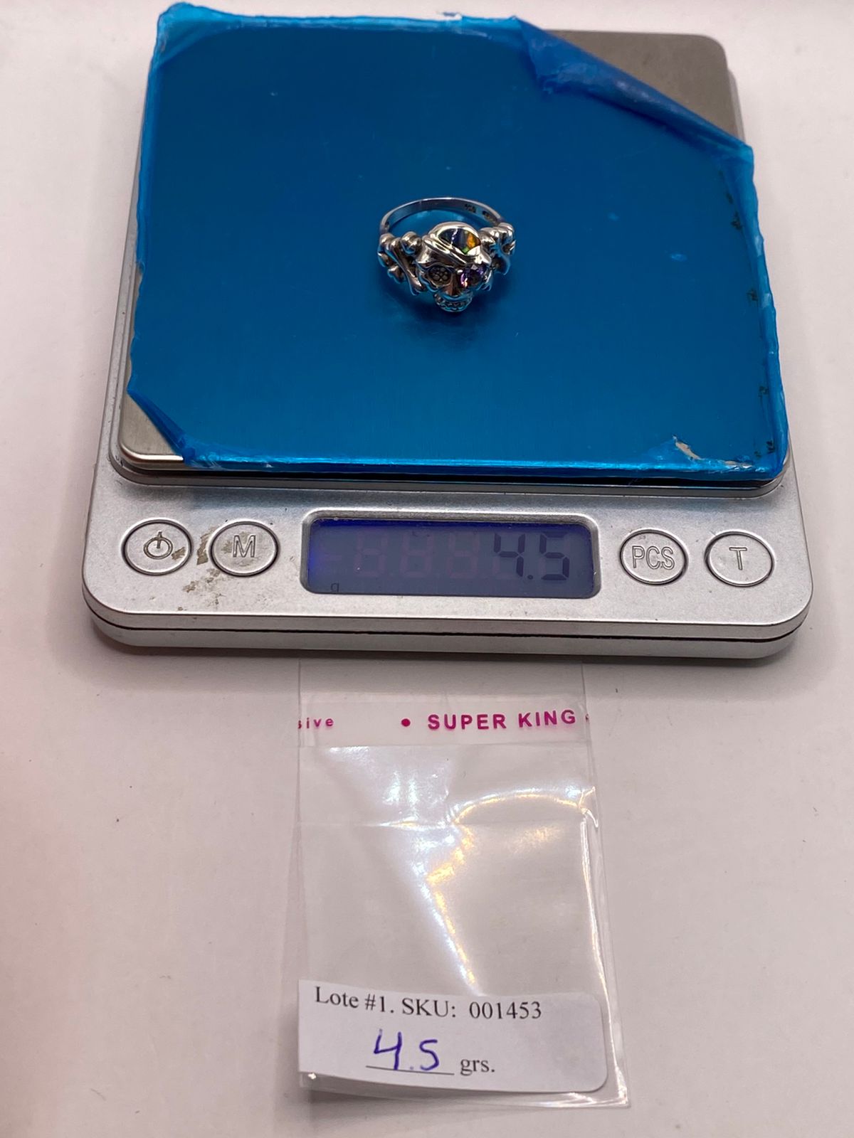 Anillo Calavera de Plata Ley 950 con Ópalo de Fuego y Zirconia Lila, peso en gramos (báscula)