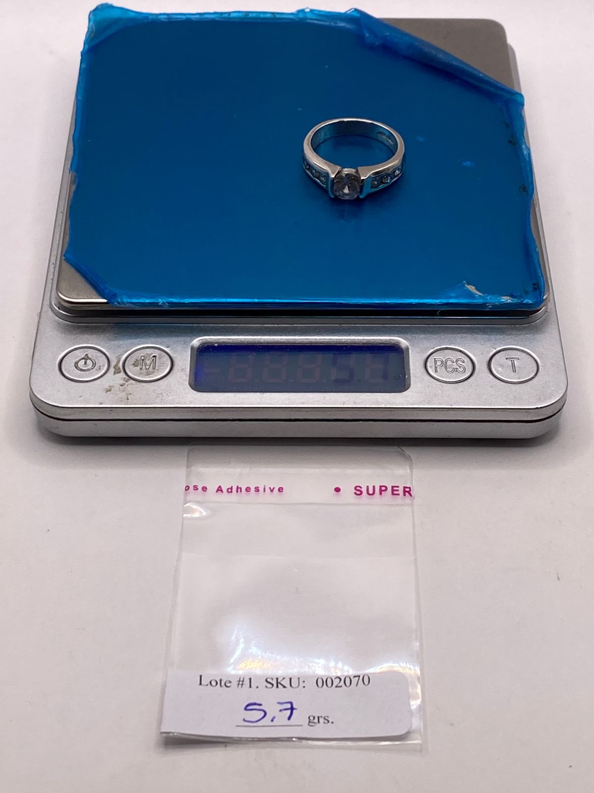 Anillo Clásico con Zirconia Central en Plata Ley 925, peso en gramos (báscula)