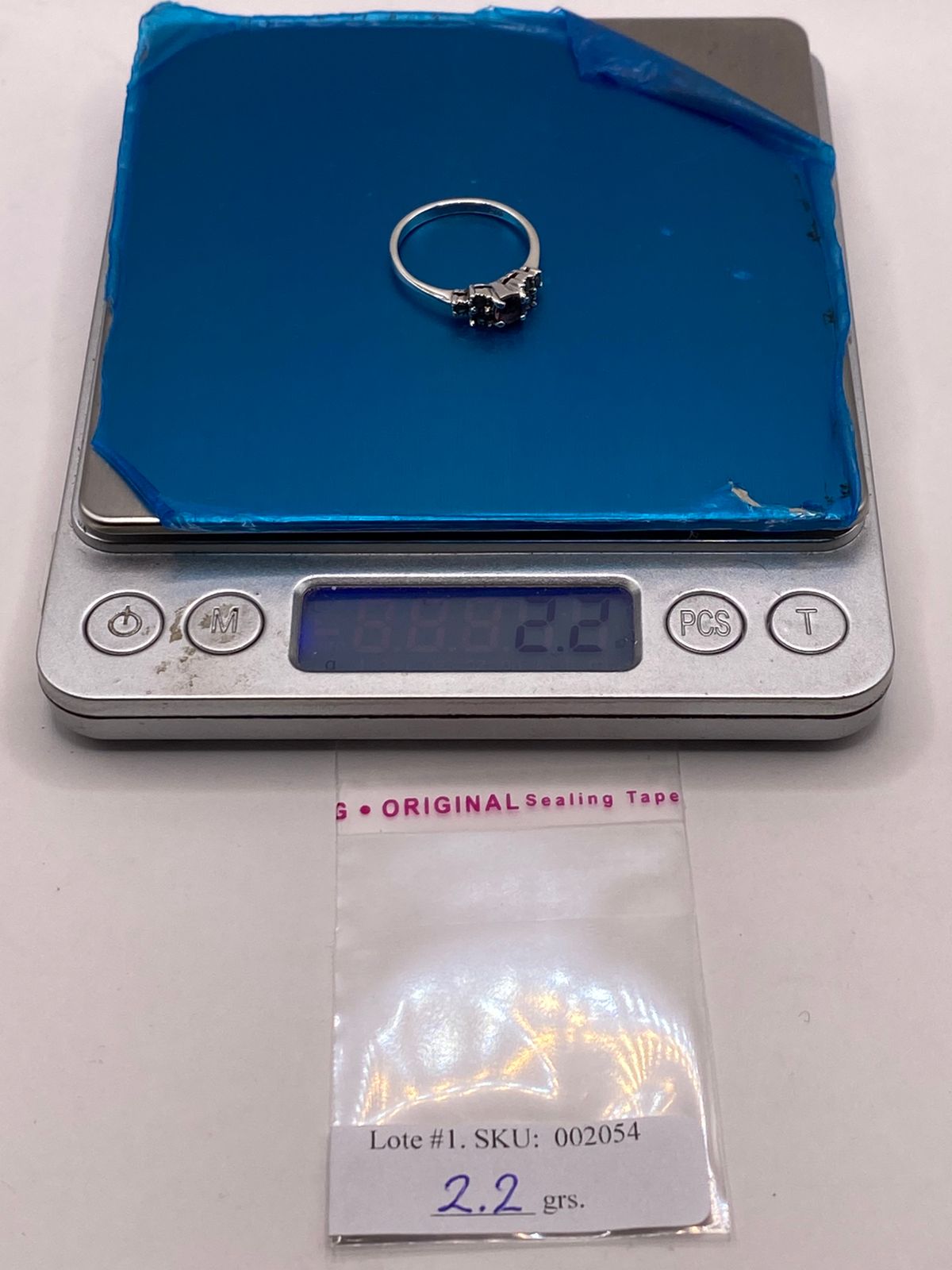 Anillo Clásico con Zirconia Morada y Marquesitas en Plata Ley 925, peso en gramos (báscula)