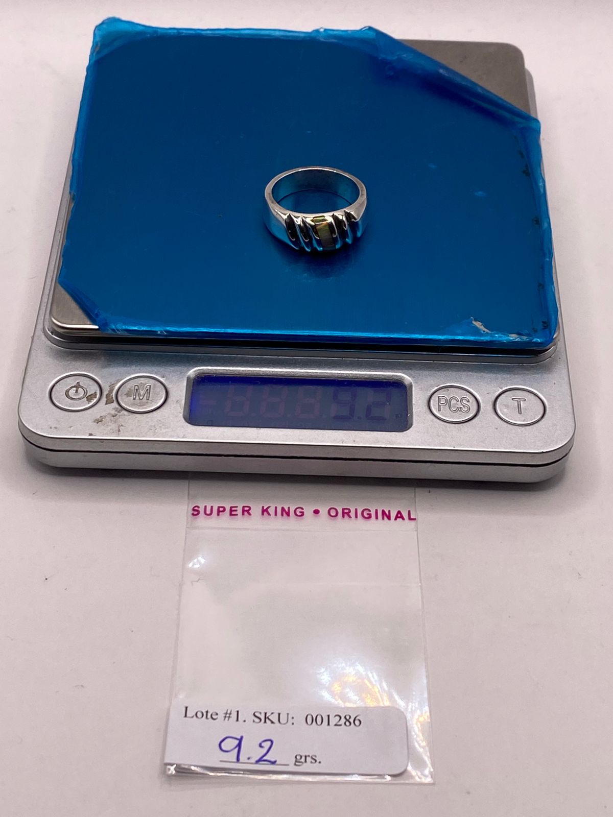 Anillo Contemporáneo de Plata Ley 925 con Ópalo de Fuego en Diseño Texturizado, peso en gramos (báscula)
