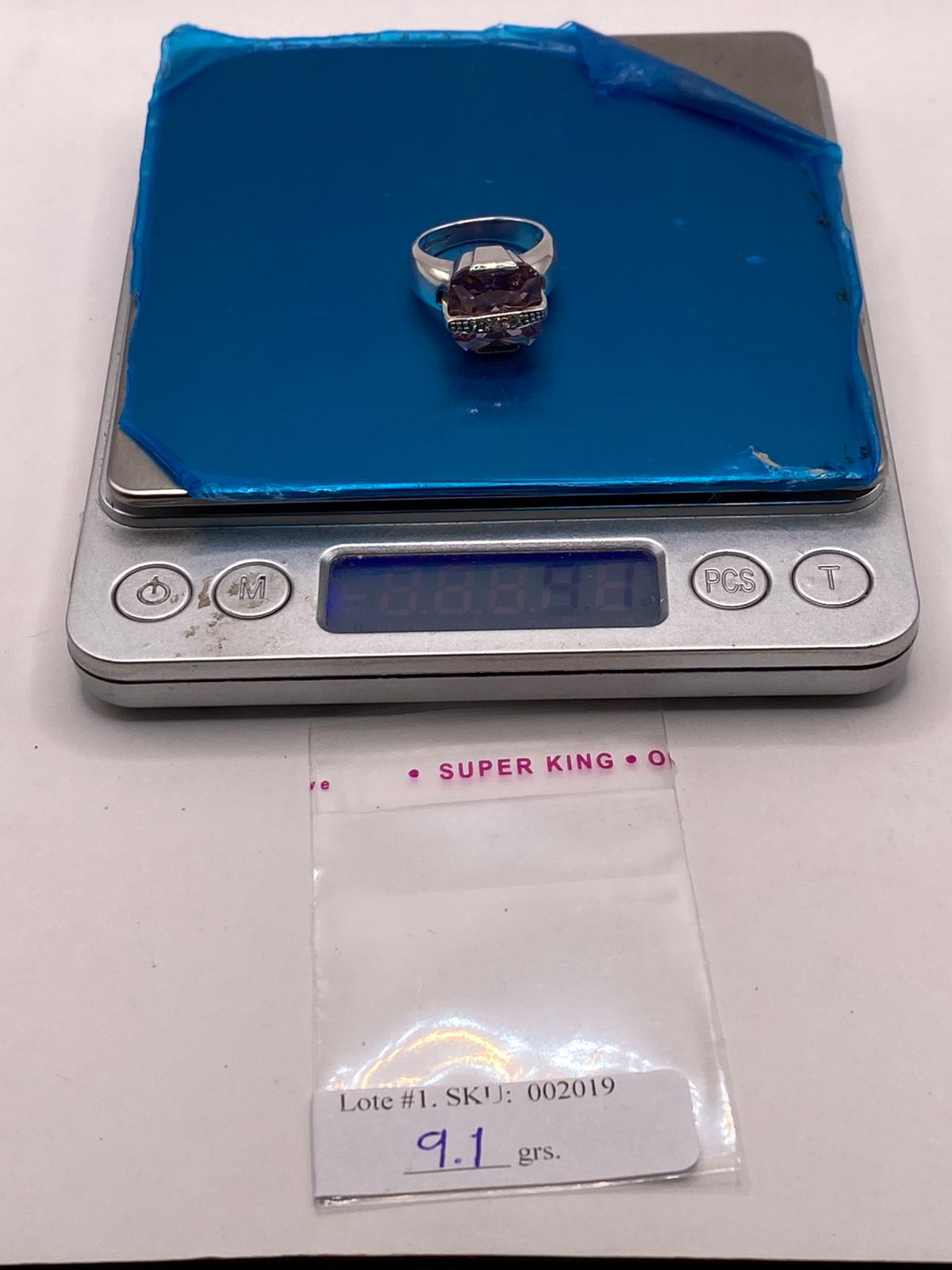 Anillo Cuadrado con Zirconia Rosa en Plata Ley 925, peso en gramos (báscula)
