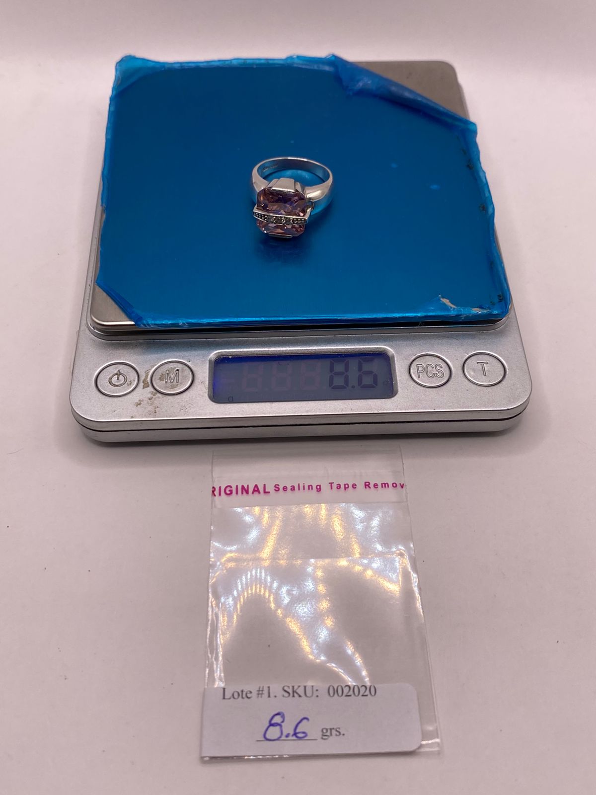 Anillo Cuadrado con Zirconia Rosa en Plata Ley 925, peso en gramos (báscula)