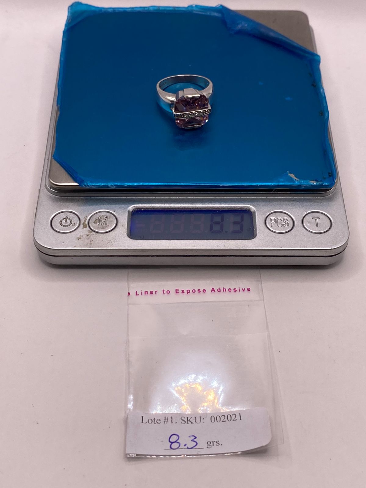 Anillo Cuadrado con Zirconia Rosa en Plata Ley 925, peso en gramos (báscula)