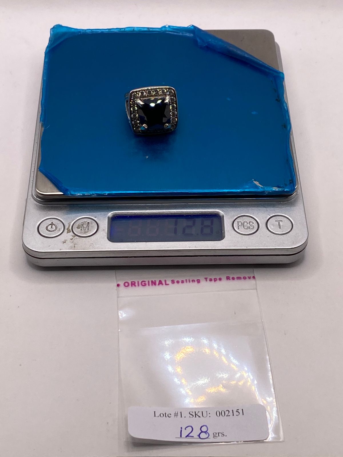 Anillo Elegante Cuadrado con Zirconia Negra en Plata Ley 925, peso en gramos (báscula)