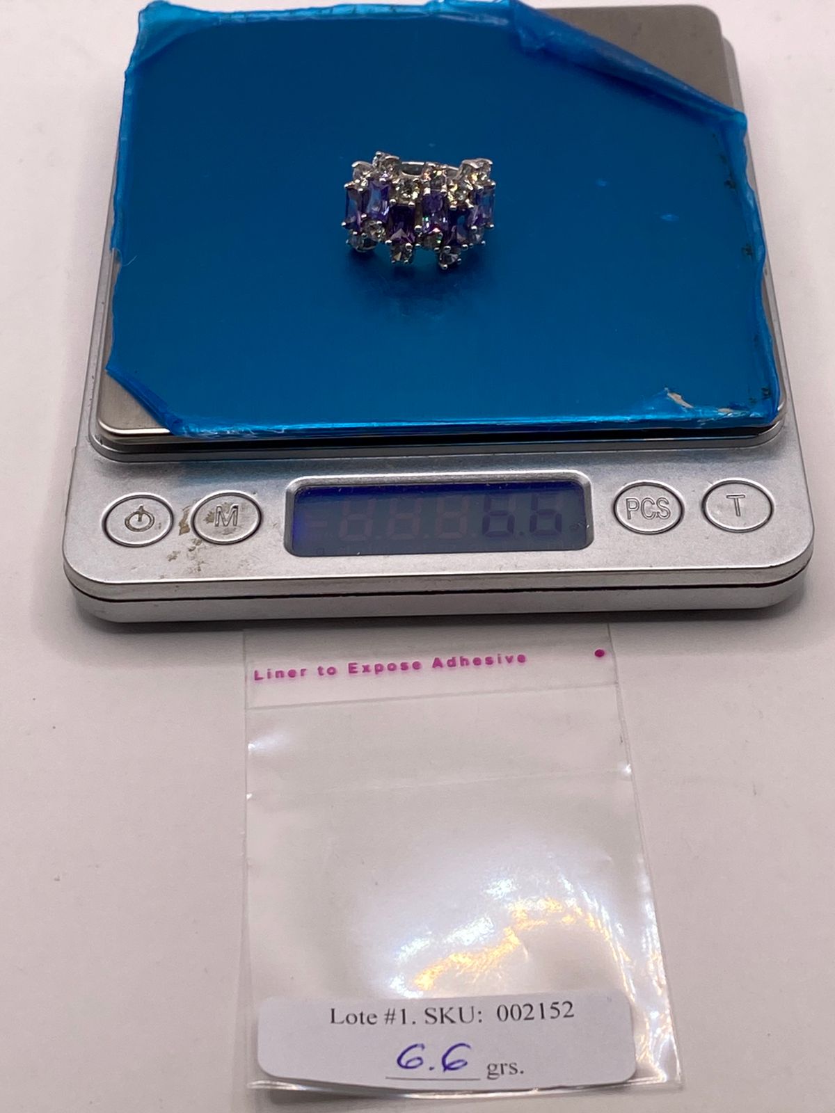 Anillo Elegante Multipiedra con Zirconias Moradas y Brillos en Plata Ley 925, peso en gramos (báscula)