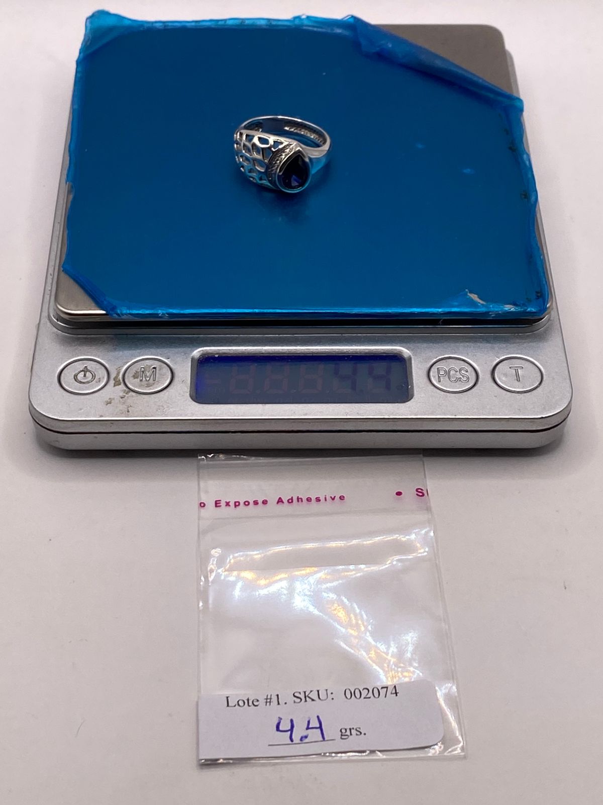 Anillo Elegante con Zirconia Azul en Plata Ley 950, peso en gramos (báscula)