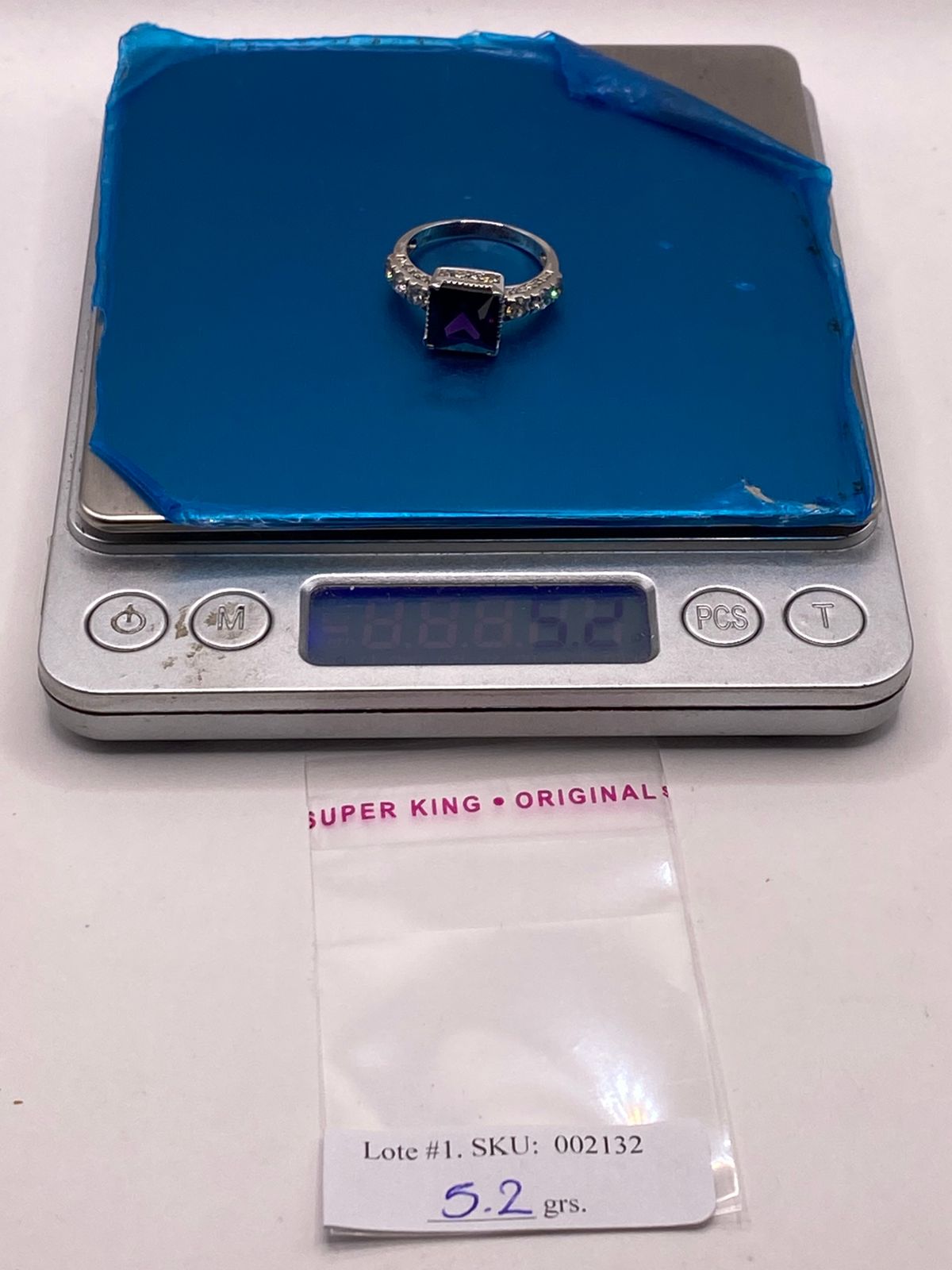 Anillo Elegante con Zirconia Morada en Corte Cuadrado en Plata Ley 925, peso en gramos (báscula)