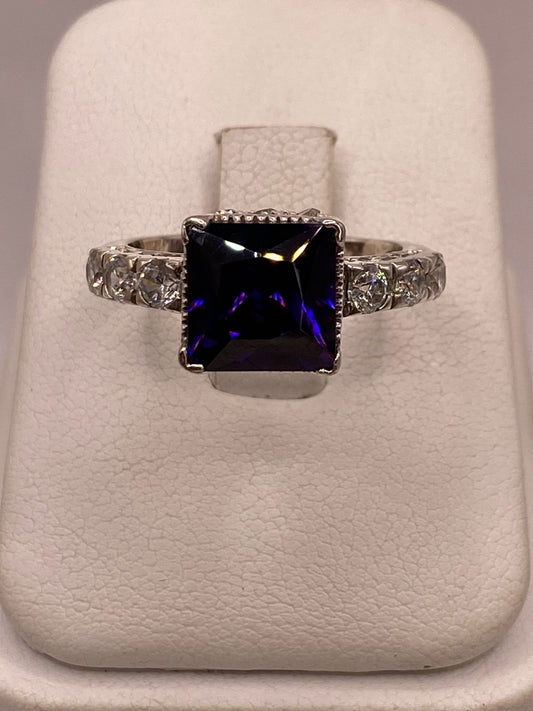 Anillo Elegante con Zirconia Morada en Corte Cuadrado en Plata Ley 925, vista frontal