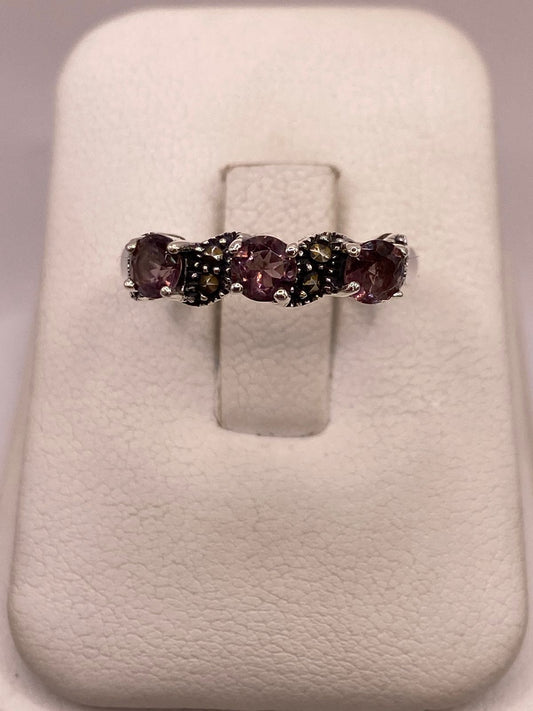 Anillo Elegante con Zirconias Moradas y Marquesitas en Plata Ley 925, vista frontal