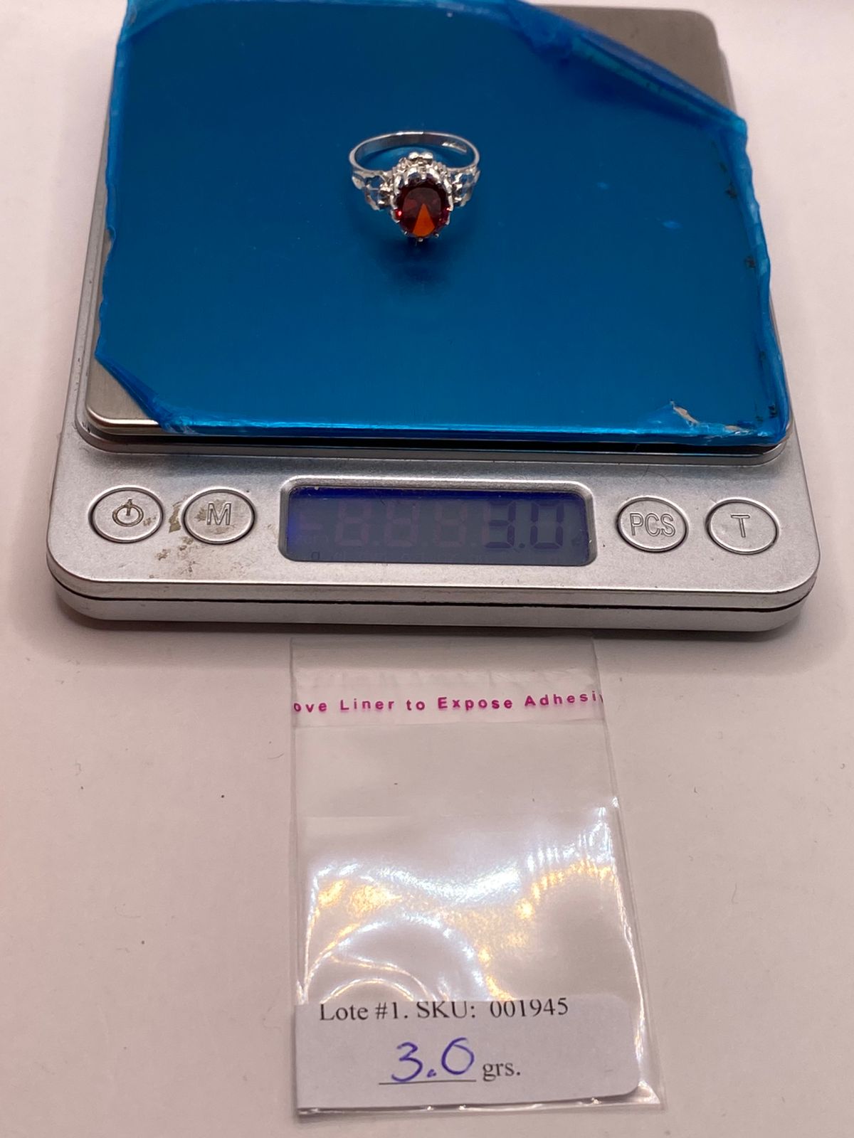 Anillo Estilo Princesa con Zirconia Roja en Plata Ley 925, peso en gramos (báscula)