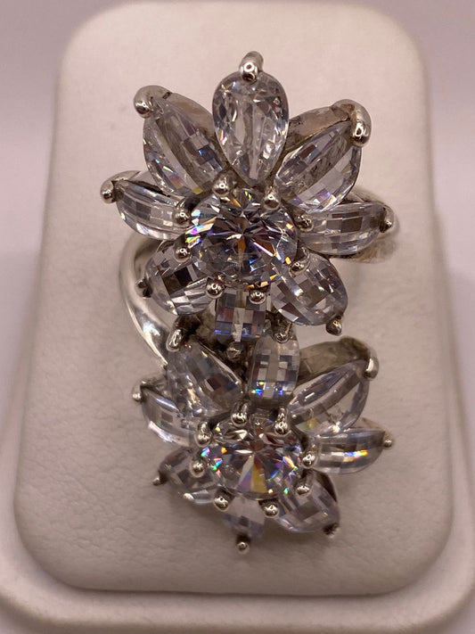 Anillo doble flor de plata 925 con zirconias en corte gota sobre fondo neutro, Arte Taxco