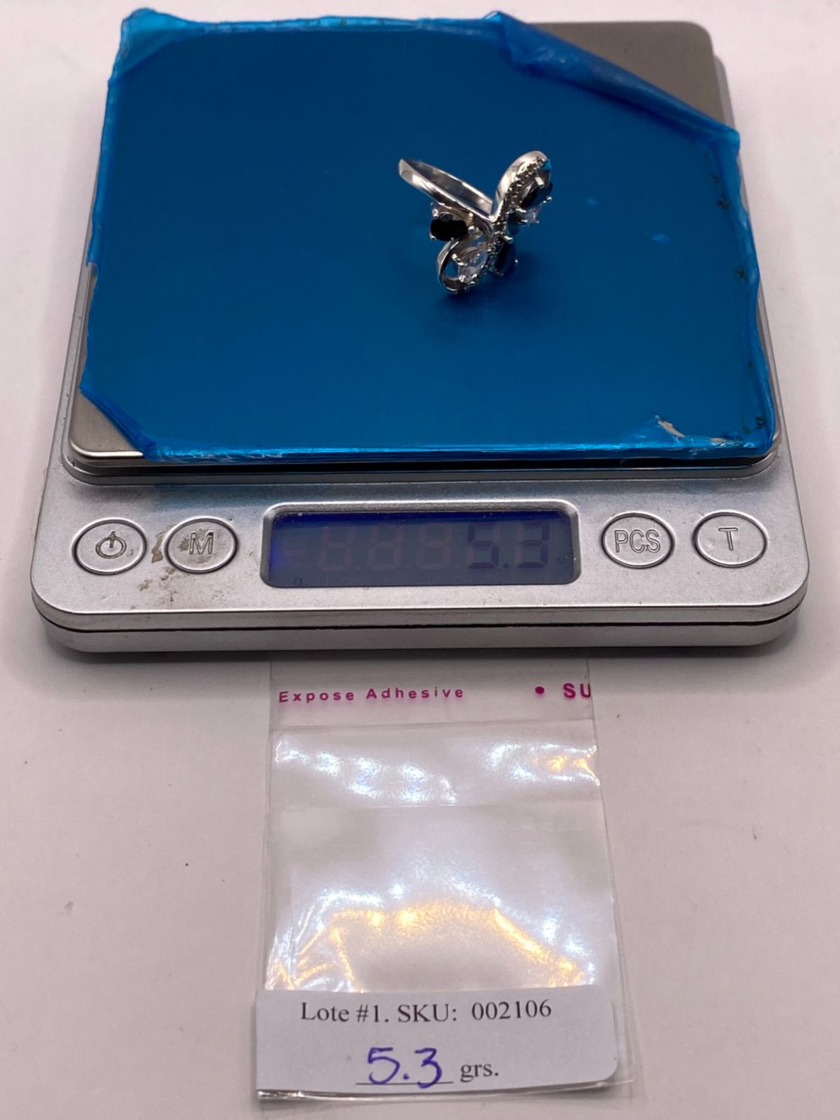 Anillo Floral Moderno con Zirconias en Plata Ley 925, peso en gramos (báscula)