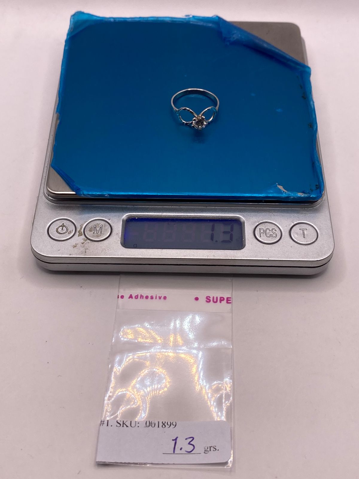 Anillo Infinito con Zirconia Brillante en Plata Ley 925, peso en gramos (báscula)