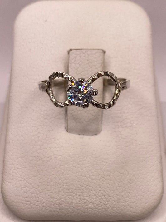 Anillo Infinito con Zirconia Brillante en Plata Ley 925, vista frontal
