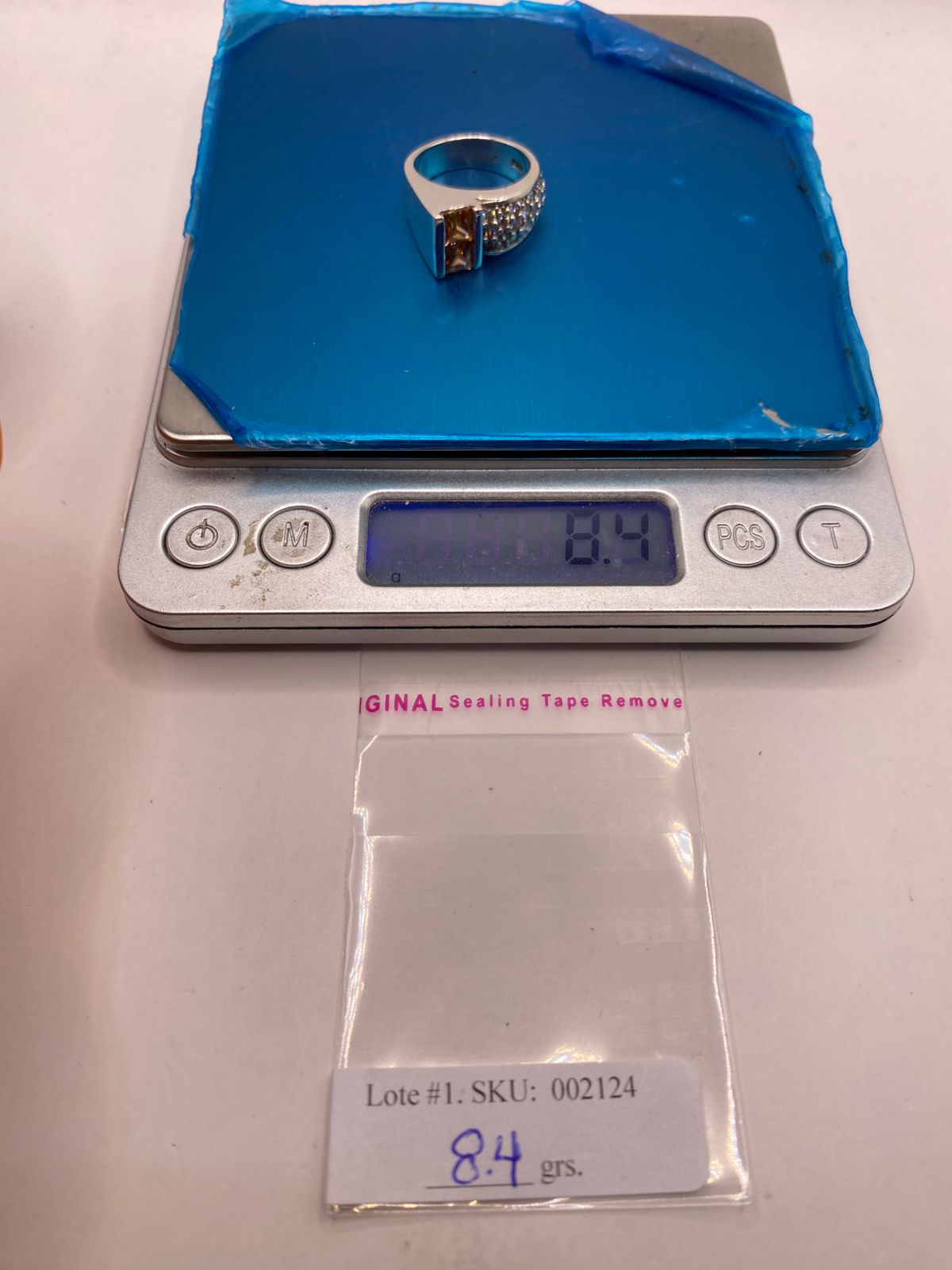 Anillo Moderno con Zirconia Color Champagne en Plata Ley 925, peso en gramos (báscula)