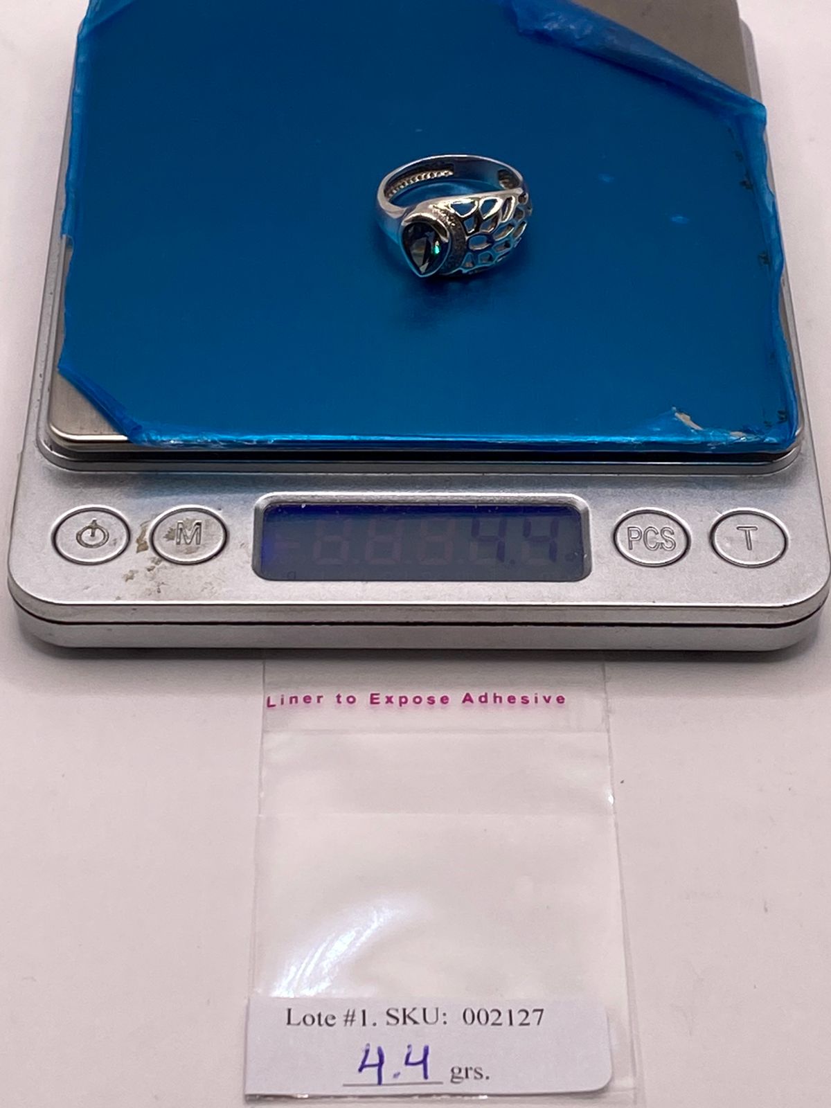 Anillo Moderno con Zirconia Iridiscente en Forma de Gota en Plata Ley 950, peso en gramos (báscula)