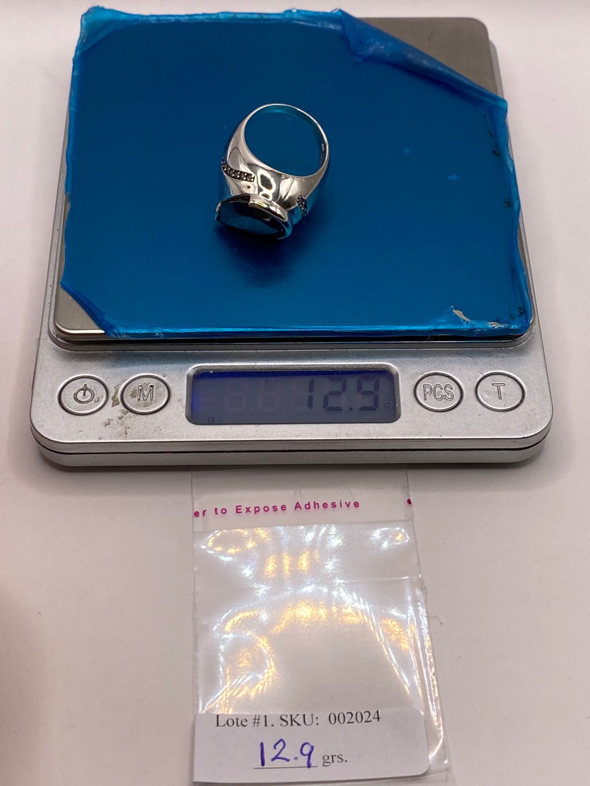 Anillo Moderno con Zirconia Negra en Plata Ley 925, peso en gramos (báscula)