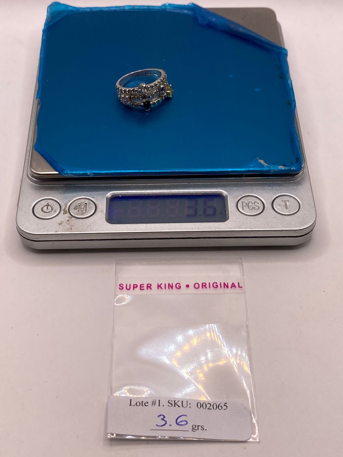 Anillo Multicolor con Zirconias en Plata Ley 925, peso en gramos (báscula)
