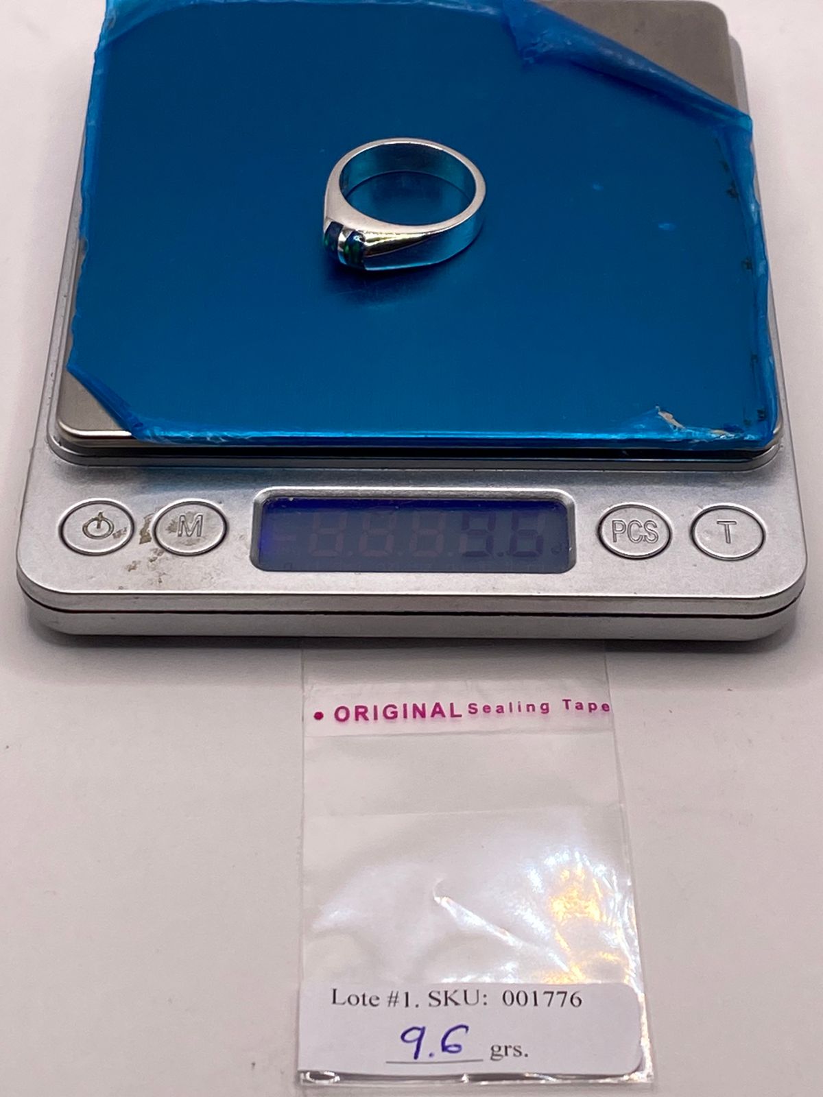 Anillo de Ópalo de Fuego Azul con Destellos Verdes en Plata Ley .925, peso en gramos (báscula)