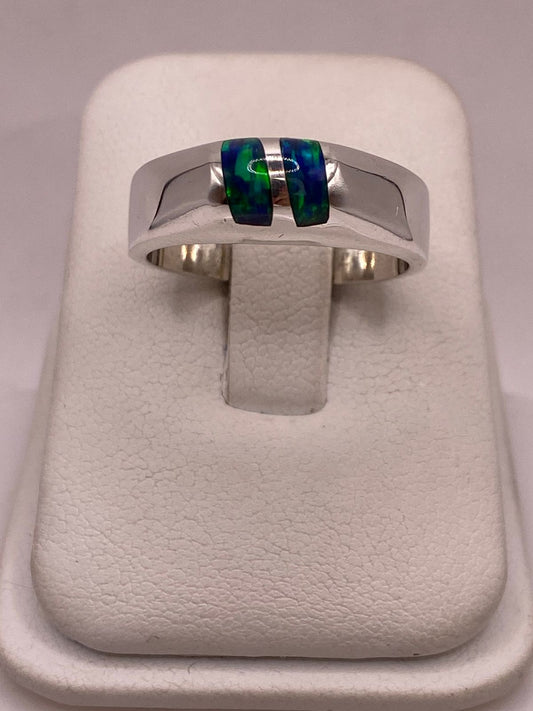 Anillo de Ópalo de Fuego Azul con Destellos Verdes en Plata Ley .925, vista frontal