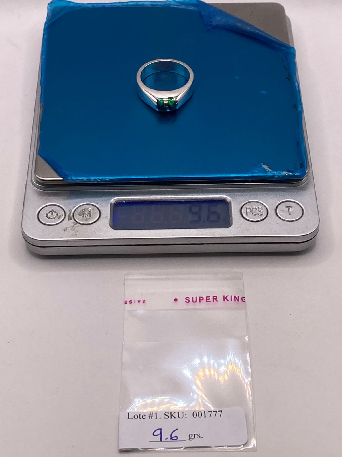 Anillo de Ópalo de Fuego Azul con Destellos Verdes en Plata Ley .925, peso en gramos (báscula)