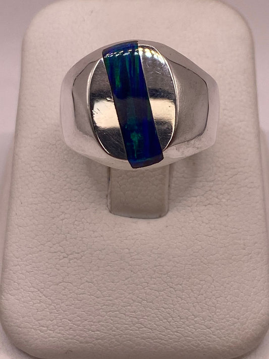Anillo de Ópalo de Fuego Azul Iridiscente en Plata Ley .925, vista frontal