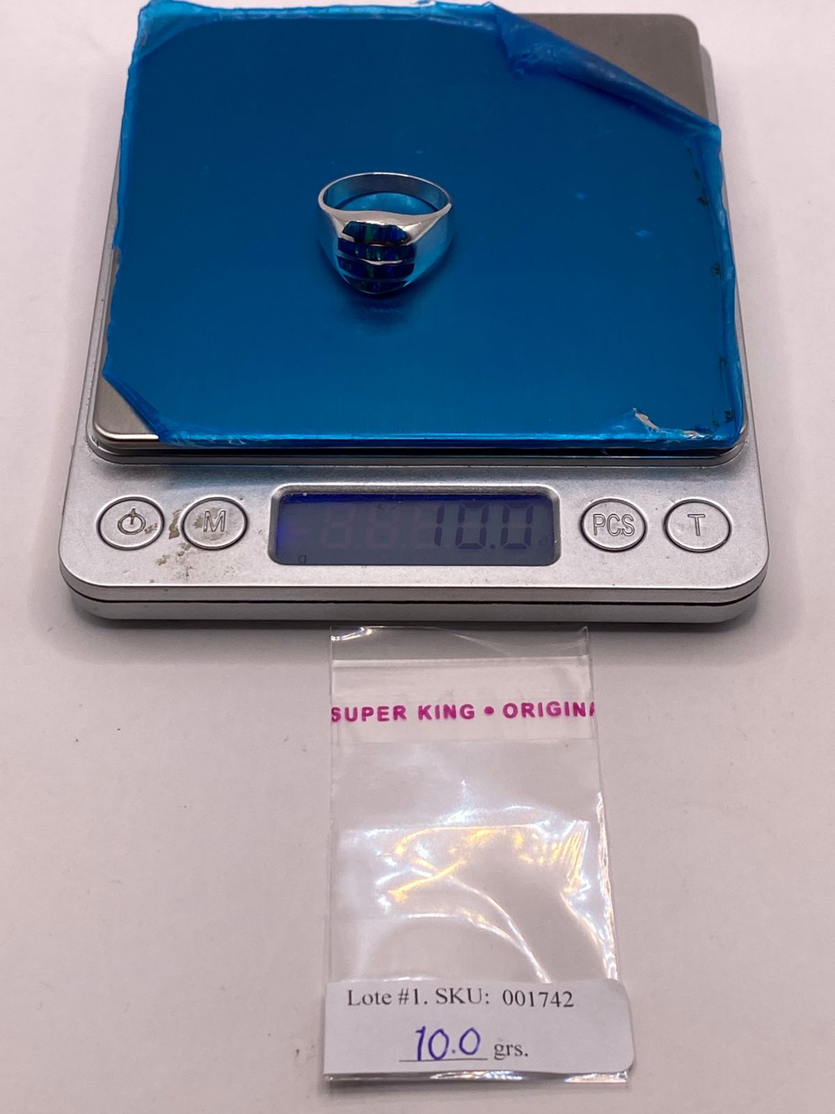 Anillo de Ópalo de Fuego Azul Iridiscente en Plata Ley 950, peso en gramos (báscula)
