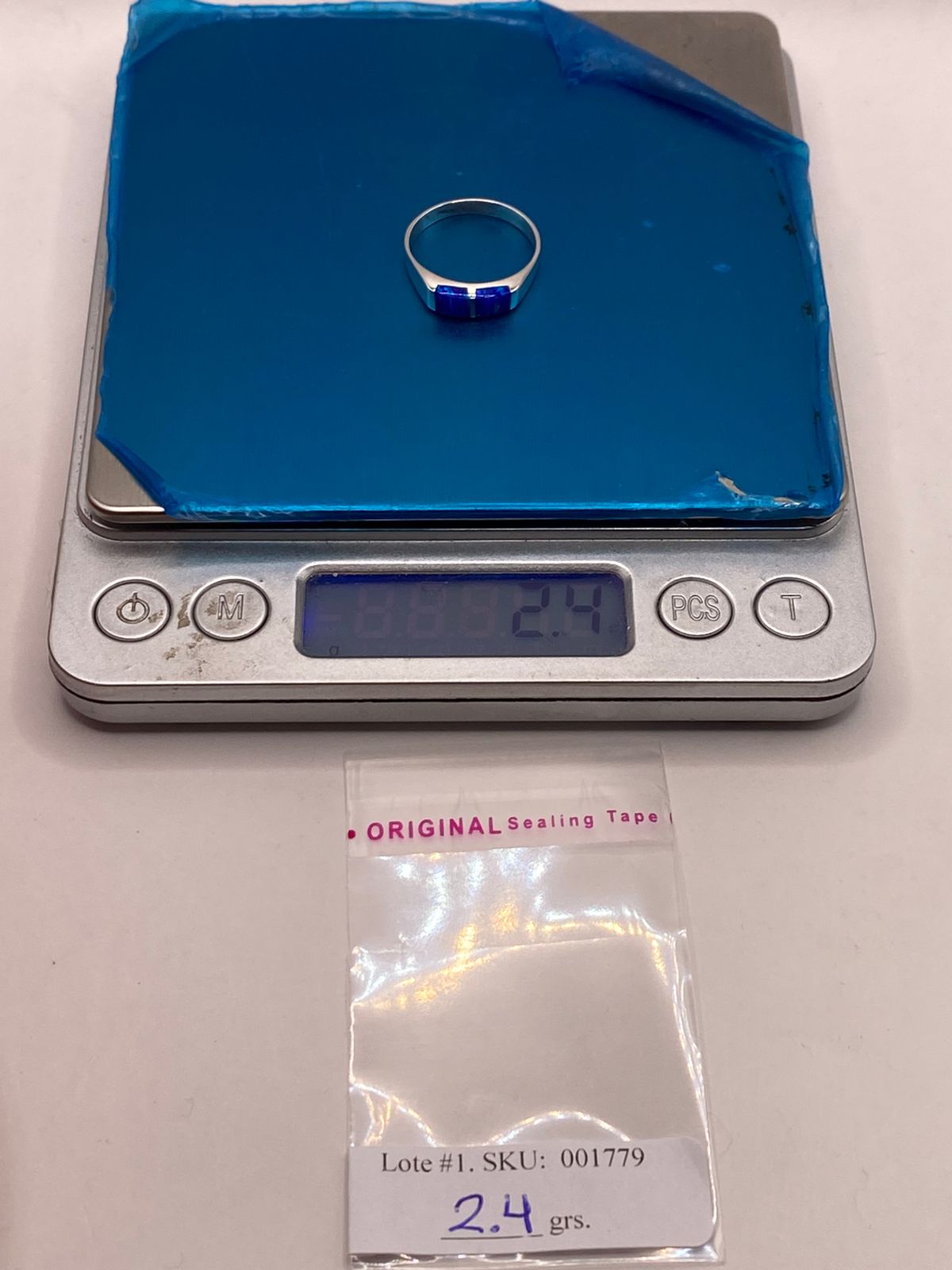 Anillo con Ópalo de Fuego Azul Marino con Destellos Verdes en Plata Ley .925, peso en gramos (báscula)