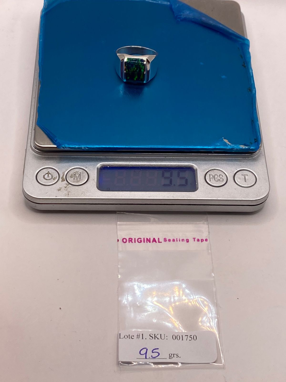 Anillo con Ópalo de Fuego Azul Marino en Plata Ley .950, peso en gramos (báscula)