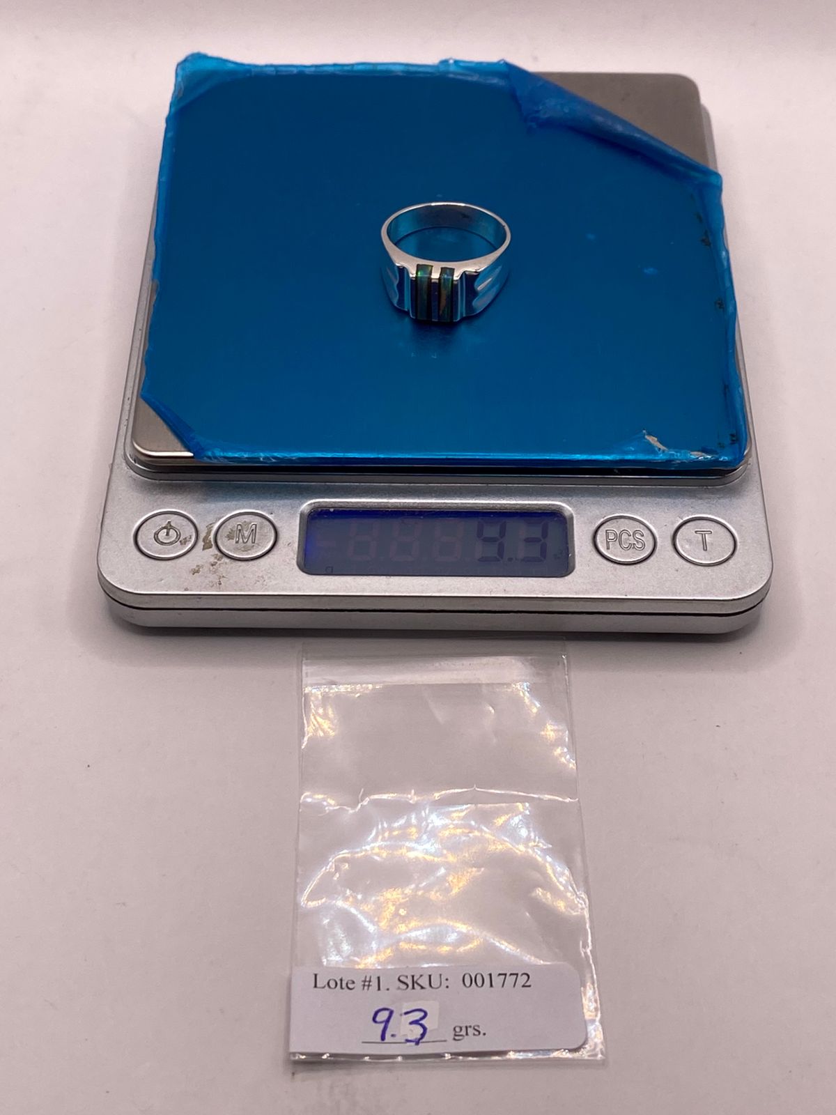 Anillo de Ópalo de Fuego Turquesa Iridiscente en Plata Ley .925, peso en gramos (báscula)