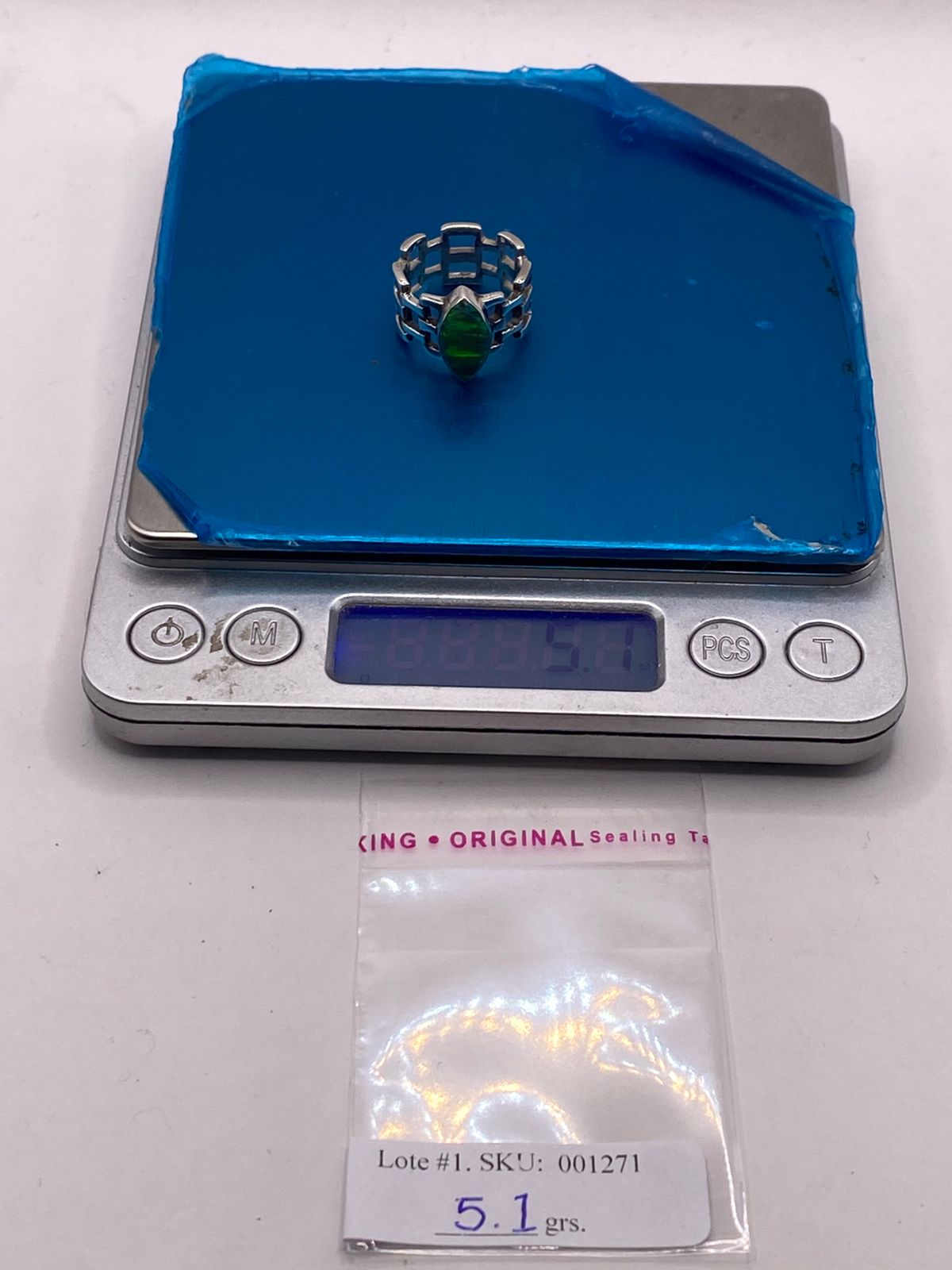 Anillo de Ópalo Verde y Azul Tipo Marquesa en Plata Ley 950, peso en gramos (báscula)